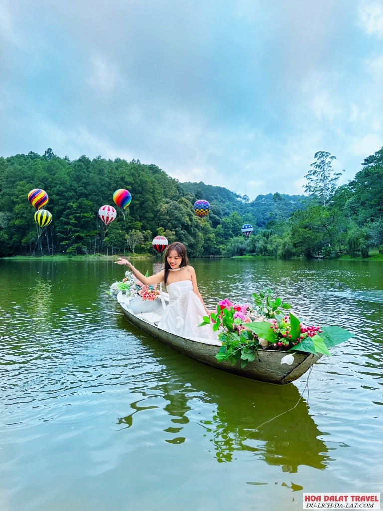 Hoạt động chèo thuyền mộc - thuyền hoa