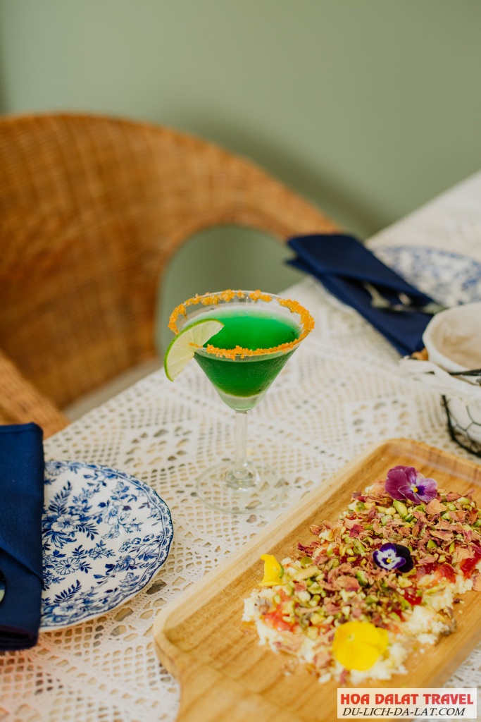Một số loại bánh và cocktail ở tiệm trà Devon