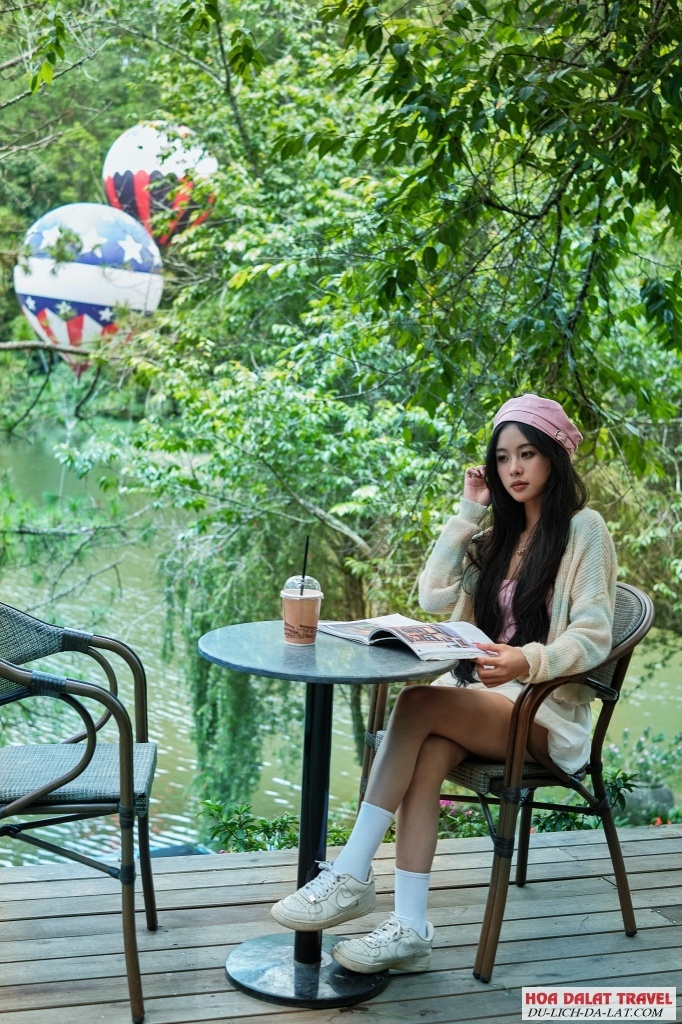 Thưởng thức cà phê trên bè nổi
