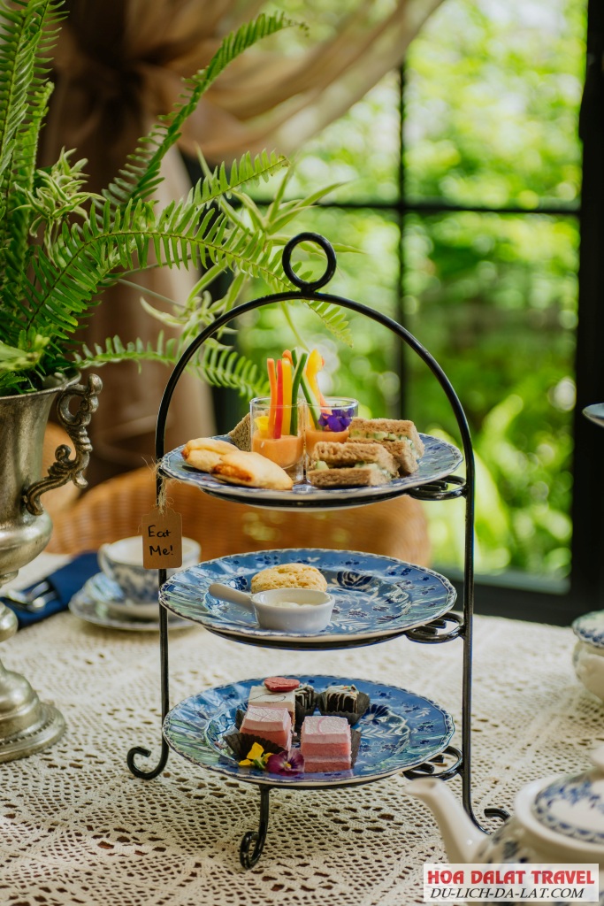 Tiệc trà kiểu Anh truyền thống với set bánh 3 tầng ở Devon