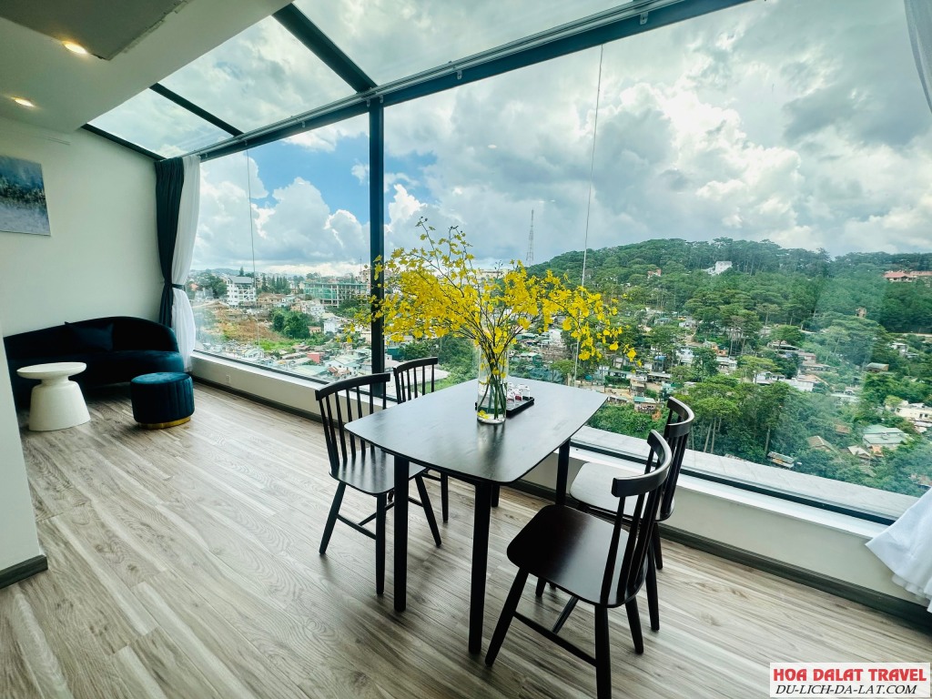 Các phòng nghỉ được trang bị đầy đủ tiện nghi và có cửa sổ lớn