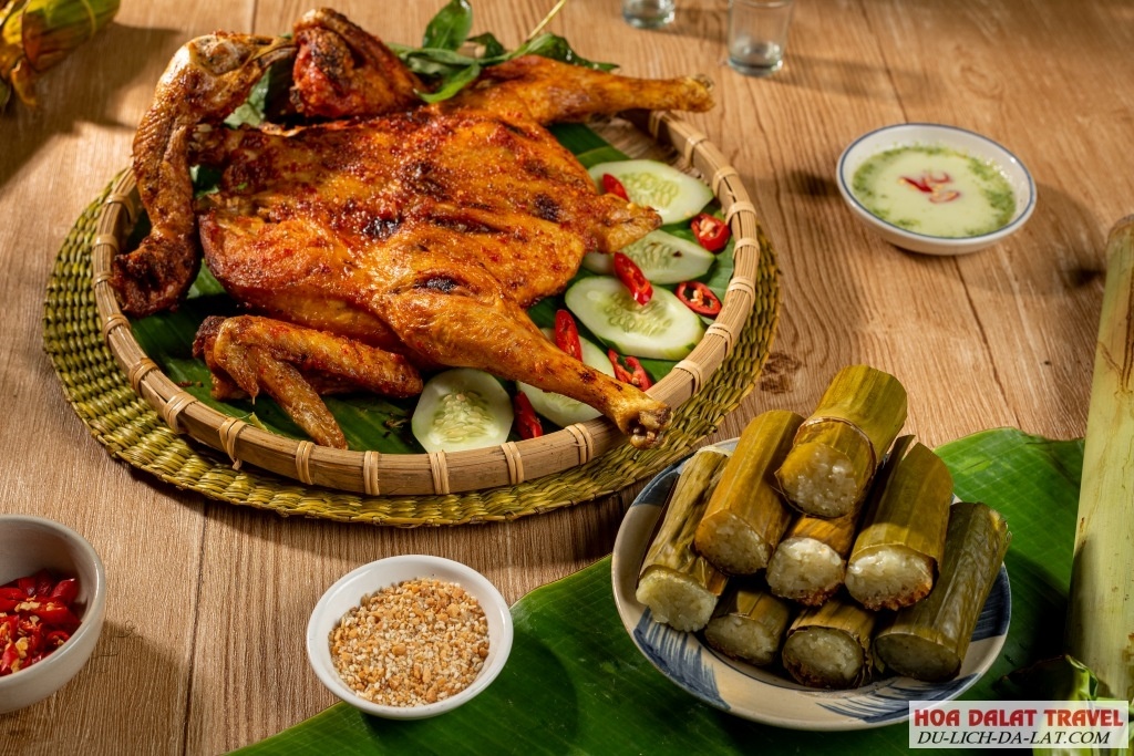 Món ăn nổi tiếng nhất trong menu của nhà hàng chính là Cơm lam gà ta nướng