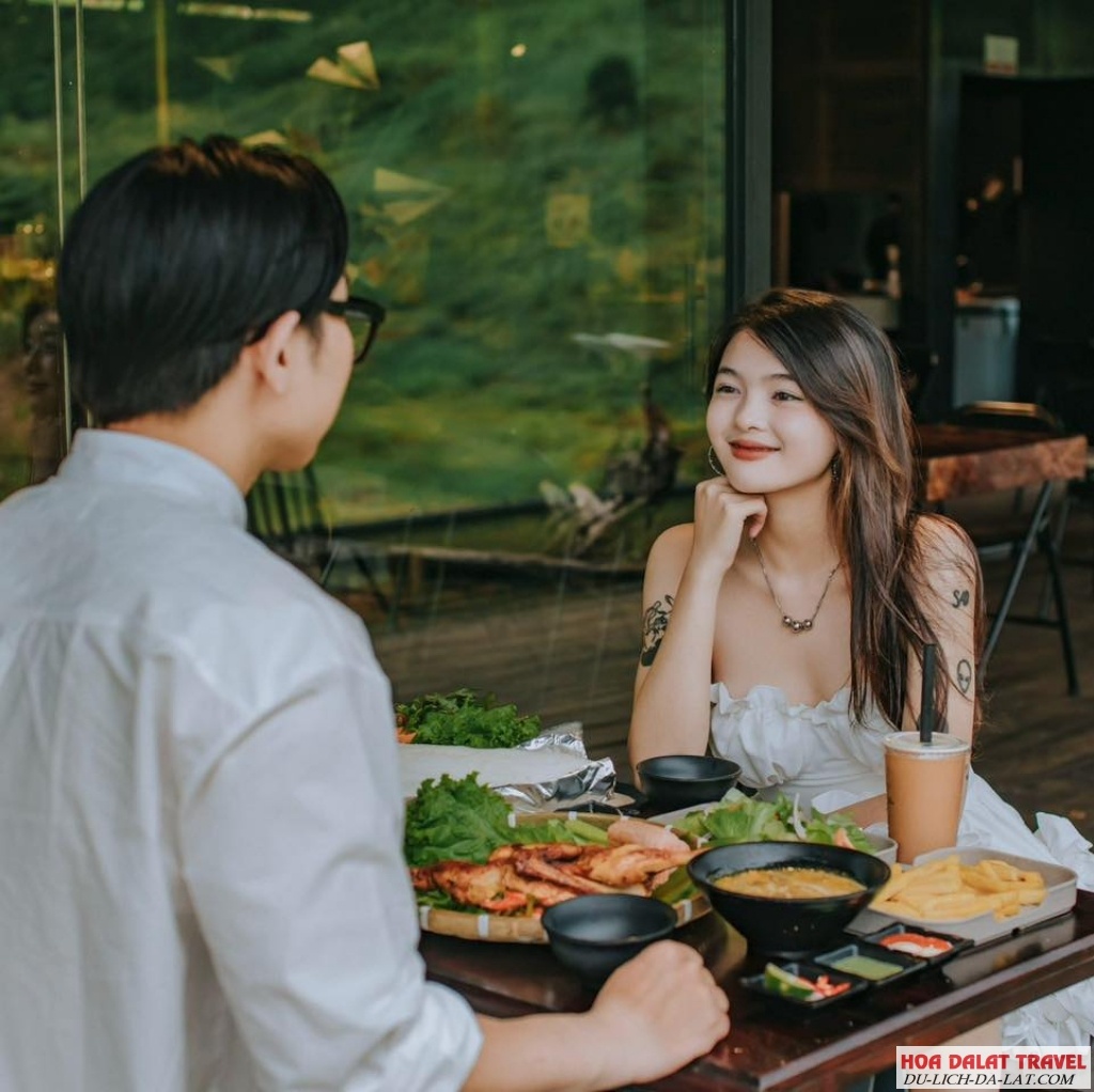 Thưởng thức ẩm thực đa dạng và phong phú - khu ăn uống kế bên hồ nước với không gian cực chill