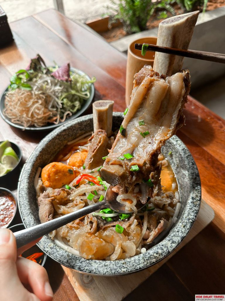 Tô bún sườn bò ngon tại Cát Mộc Trân
