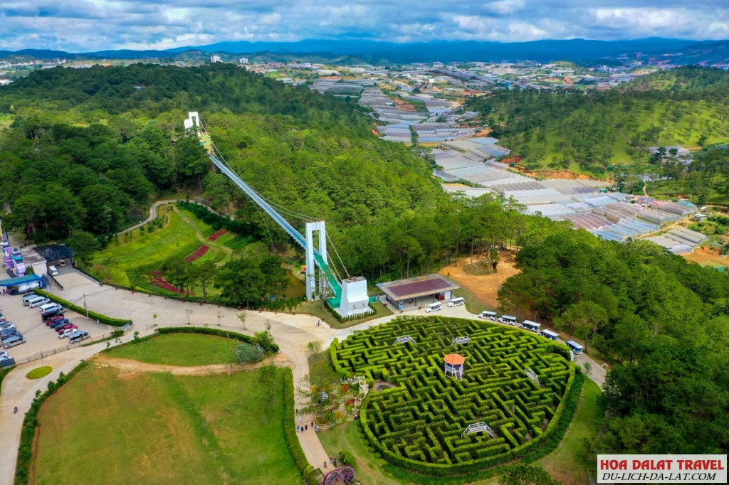 cầu đáy kính nối Thung lũng Tình yêu với Đồi Mộng Mơ