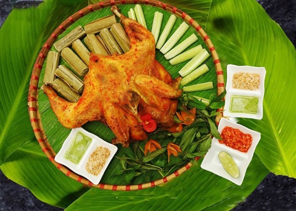 gà nướng cơm lam ở nhà hàng