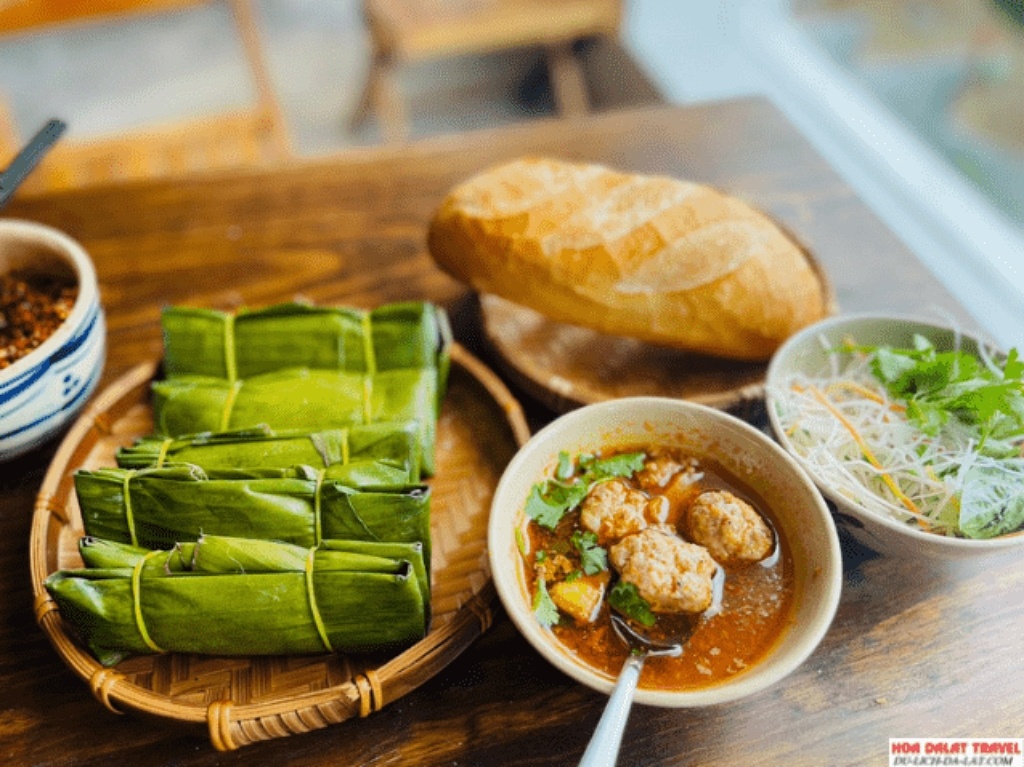 Bánh mì xíu mại ở tiệm ăn Bếp Đà Lạt