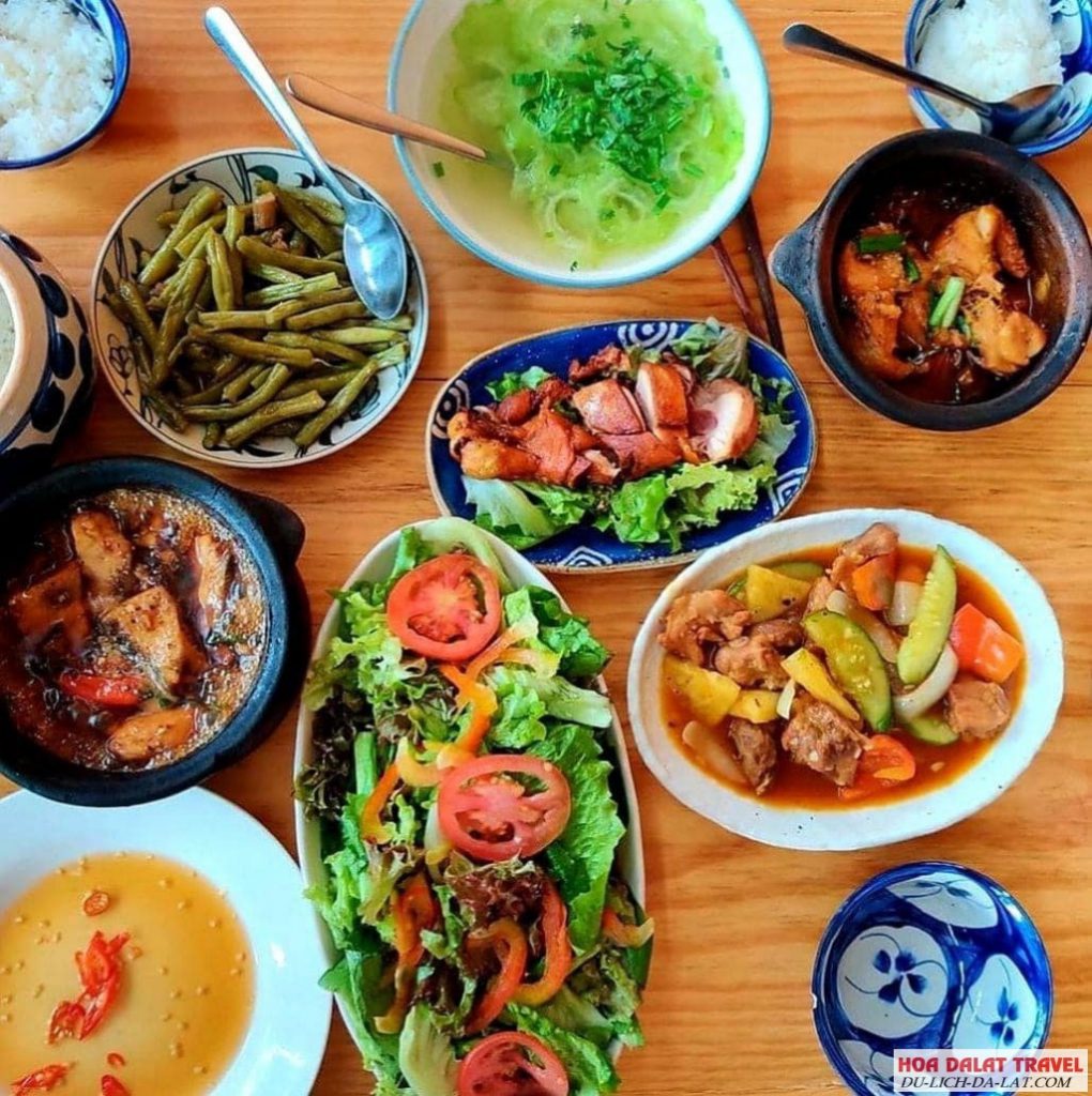 Bờ Kè Quán - Cơm Gia Đình