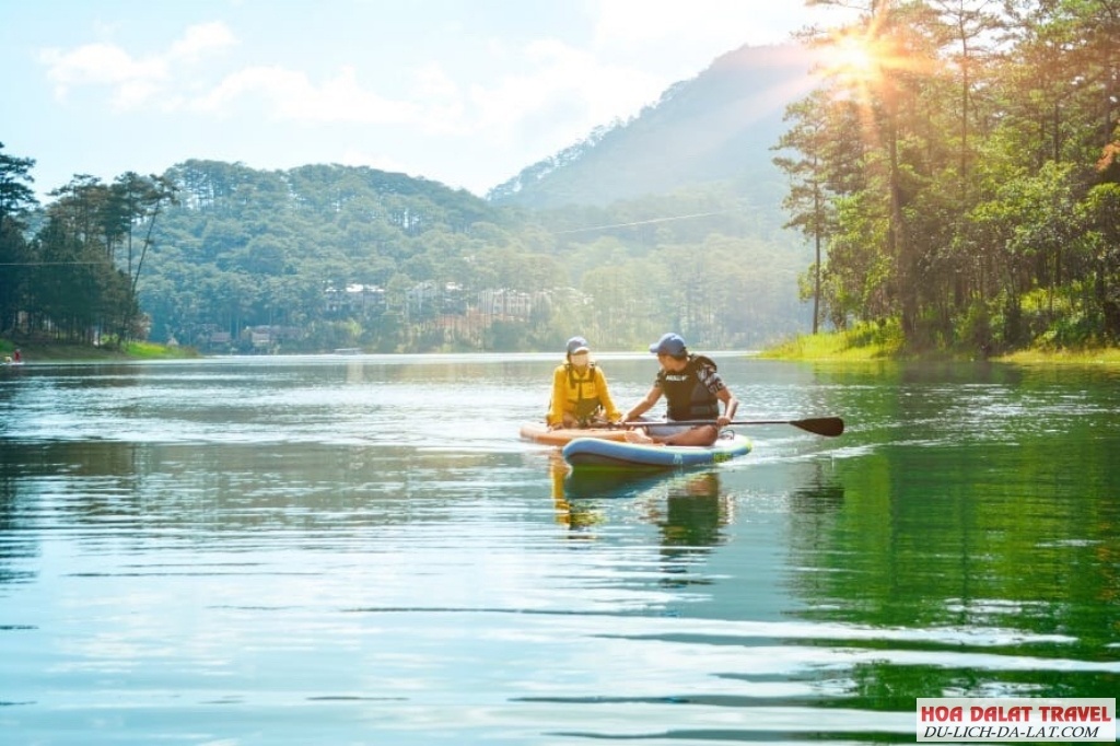 Chèo Kayak Trên Hồ Suối Vàng