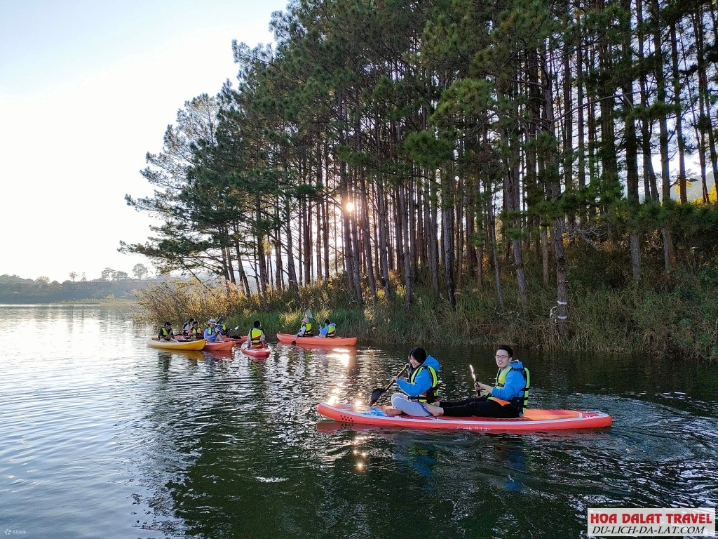 Chèo Kayak Trên Hồ Tuyền Lâm