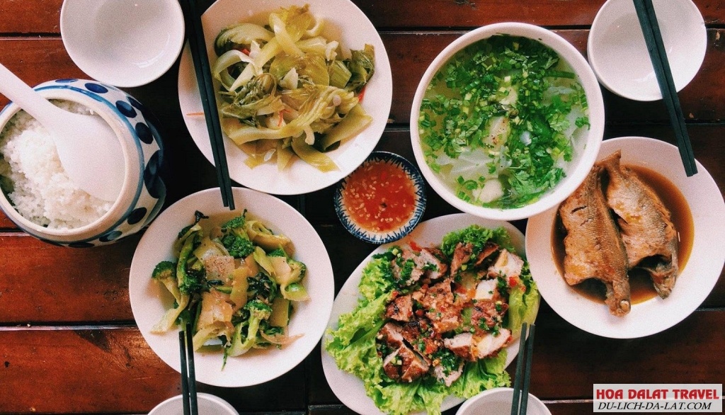 Cơm gia đình Bờ Kè Quán