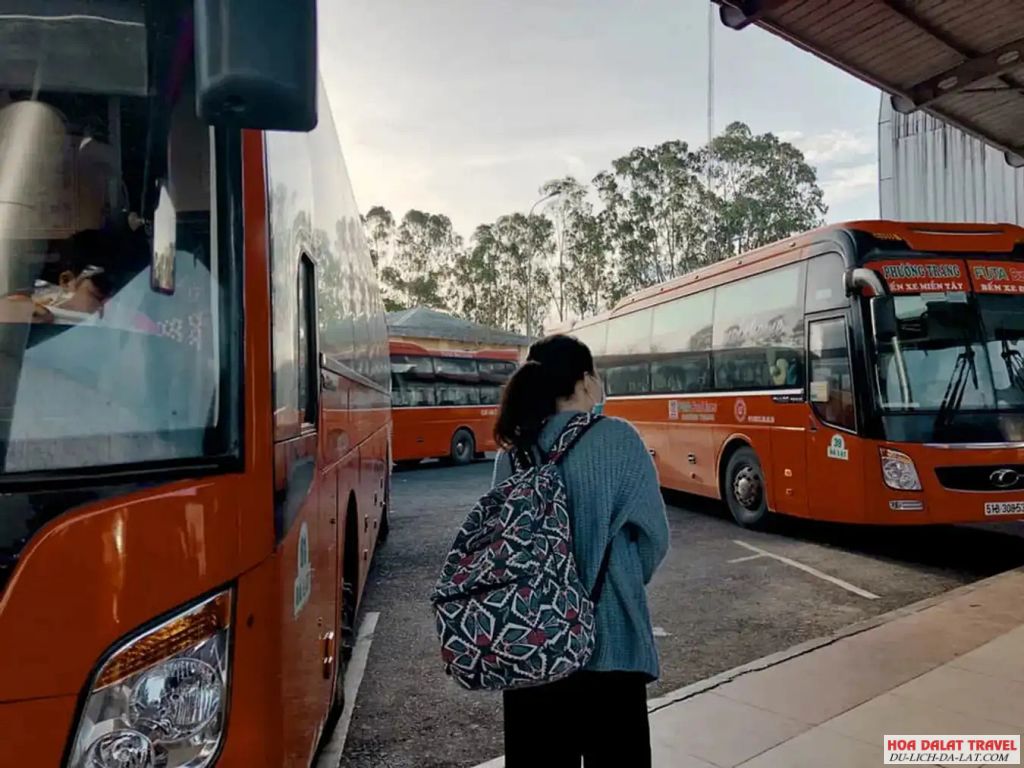 Di chuyển bằng xe khách