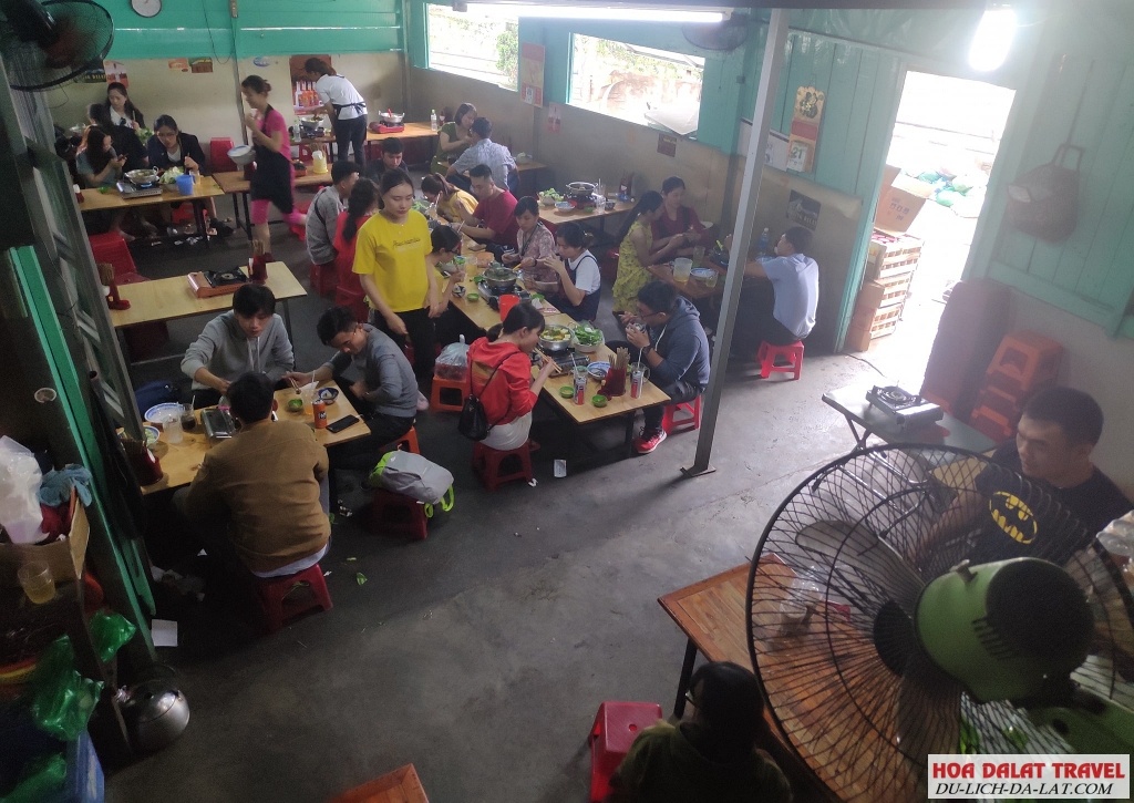 Không gian Lẩu Bò Quán Gỗ