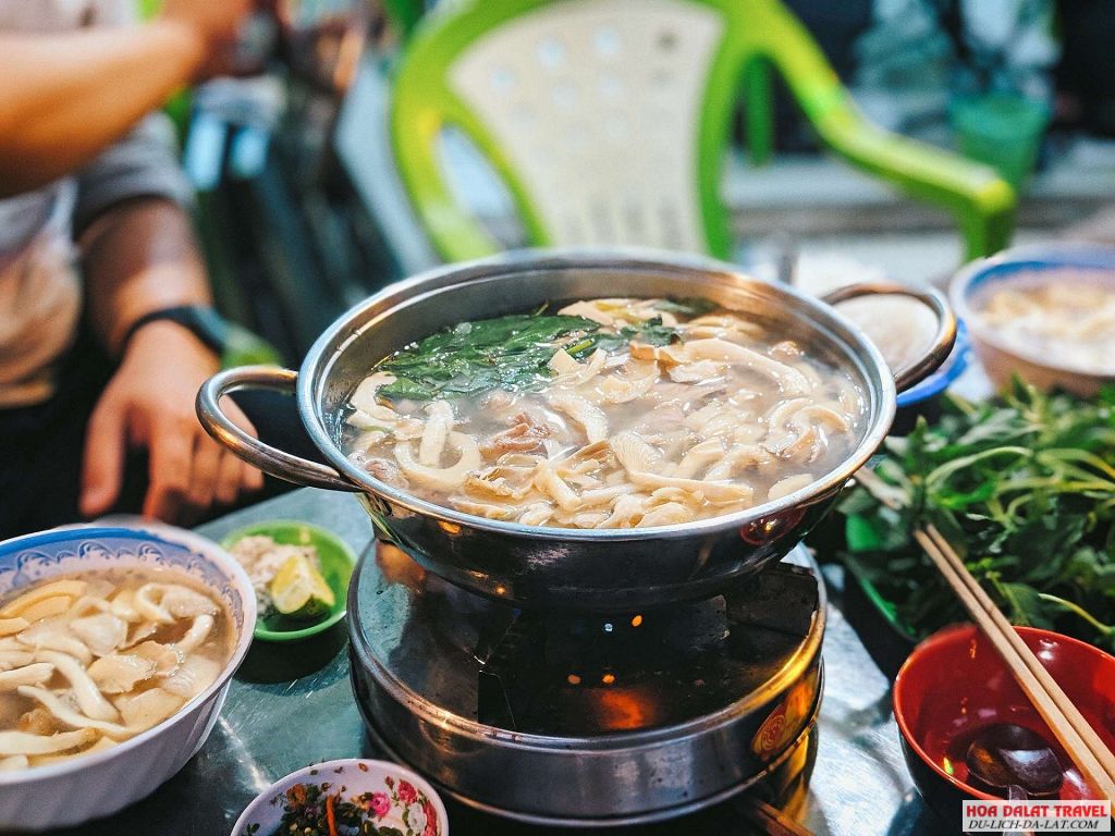 Lẩu gà lá é được lòng thực khách