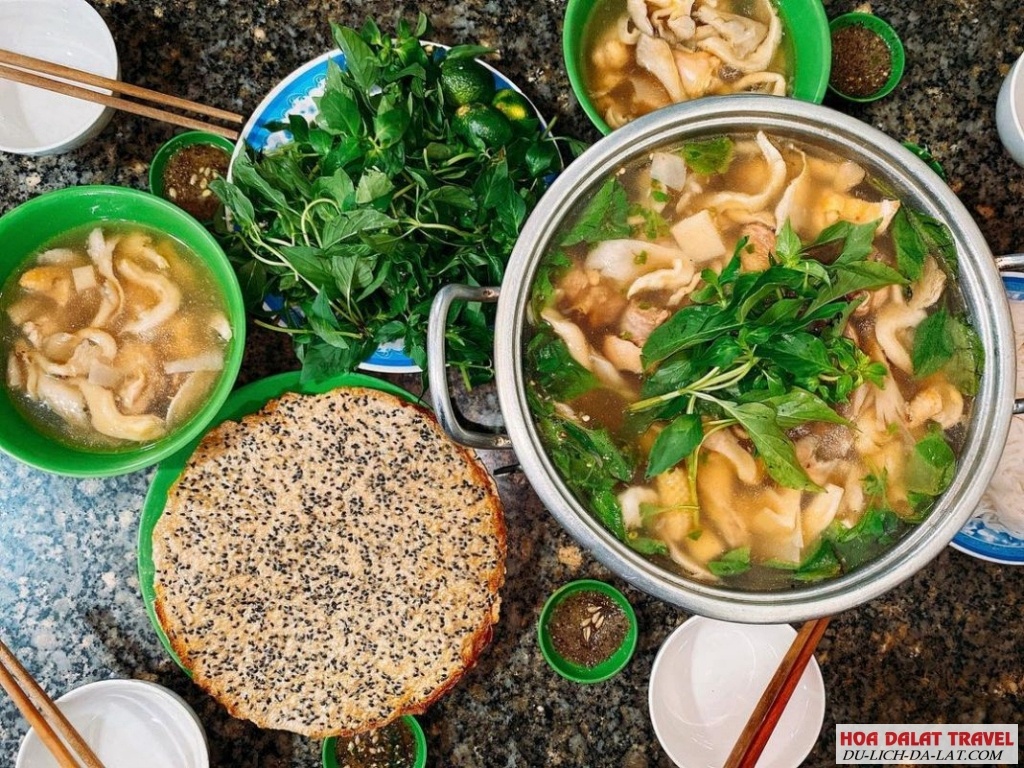 Lẩu gà lá é