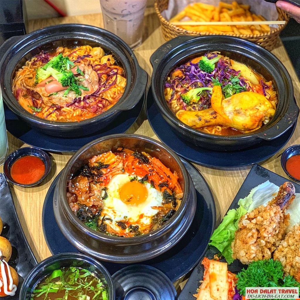 Mì cay Đà Lạt ngon xuýt xoa, đầy ắp topping