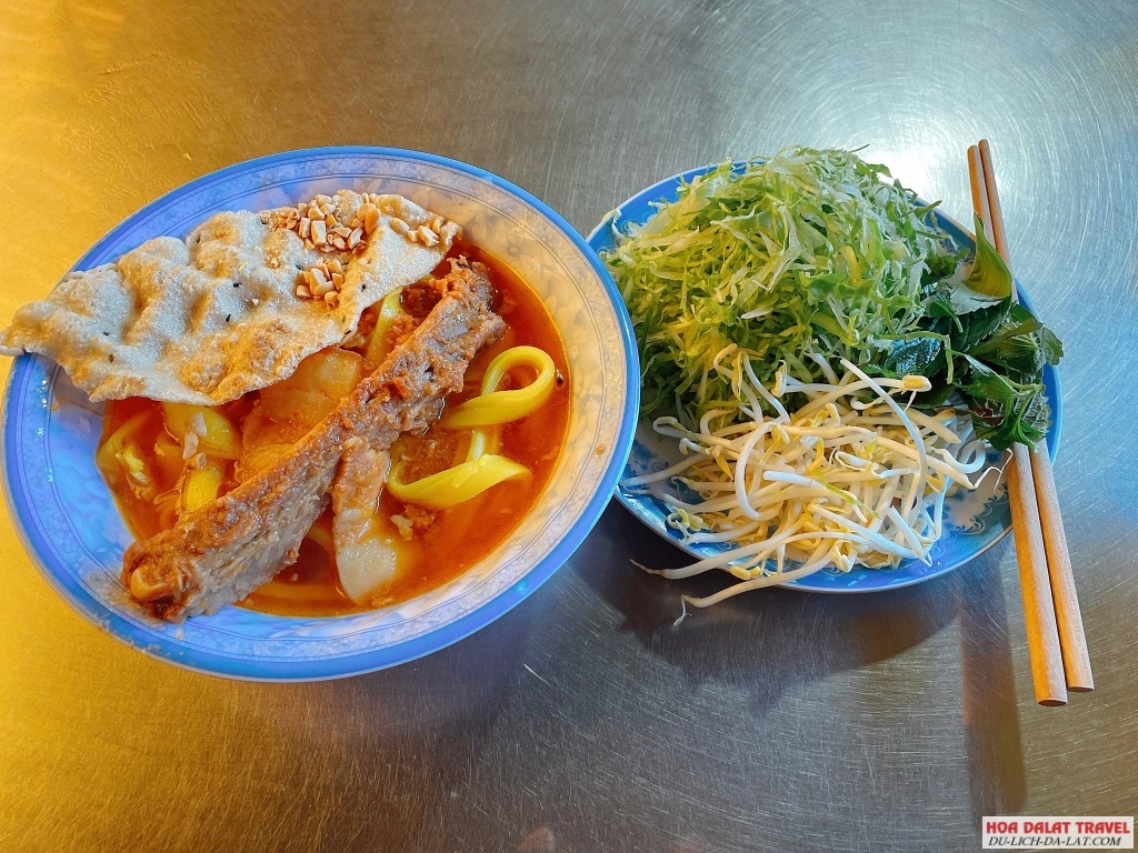 Một phần mỳ quảng sườn cây