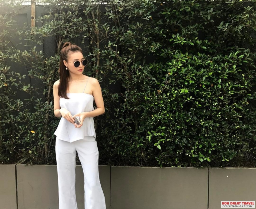 Phối đồ đầy phong cách với áo 2 dây và quần ống rộng