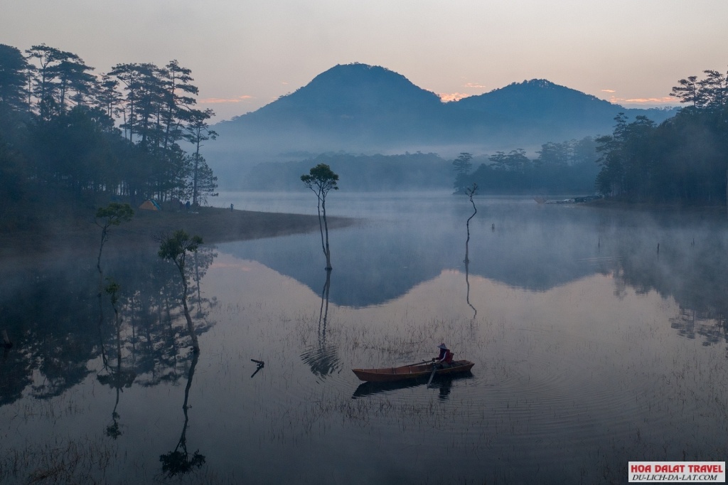 Sương sớm trên hồ Tuyền Lâm