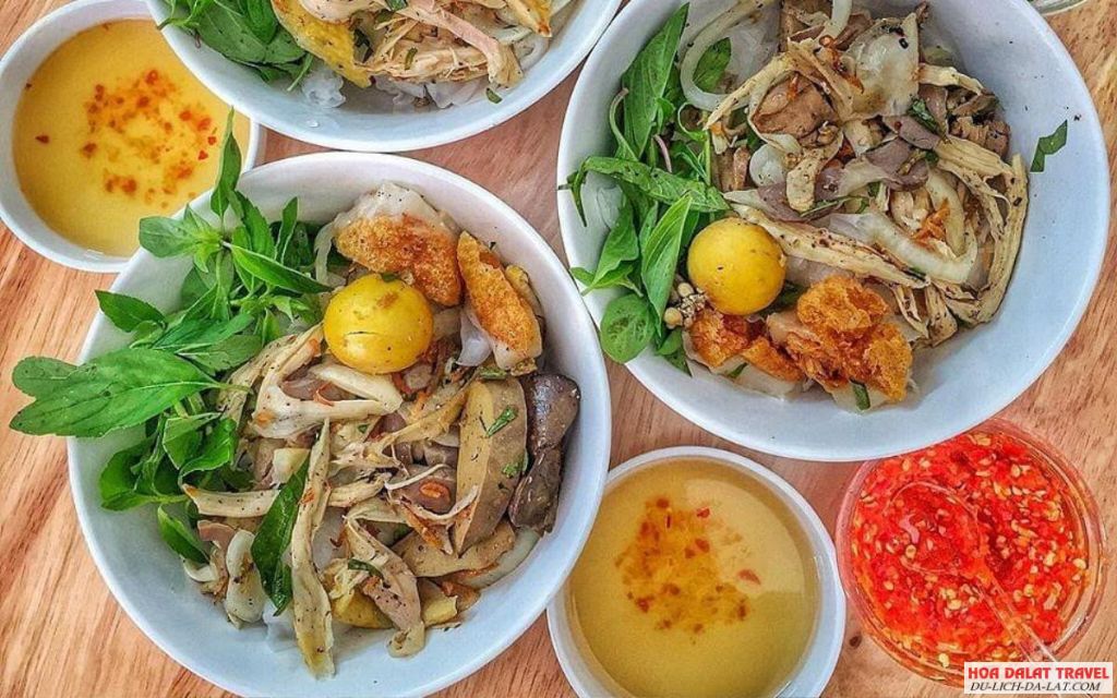 Thưởng thức bánh ướt lòng gà Đà Lạt