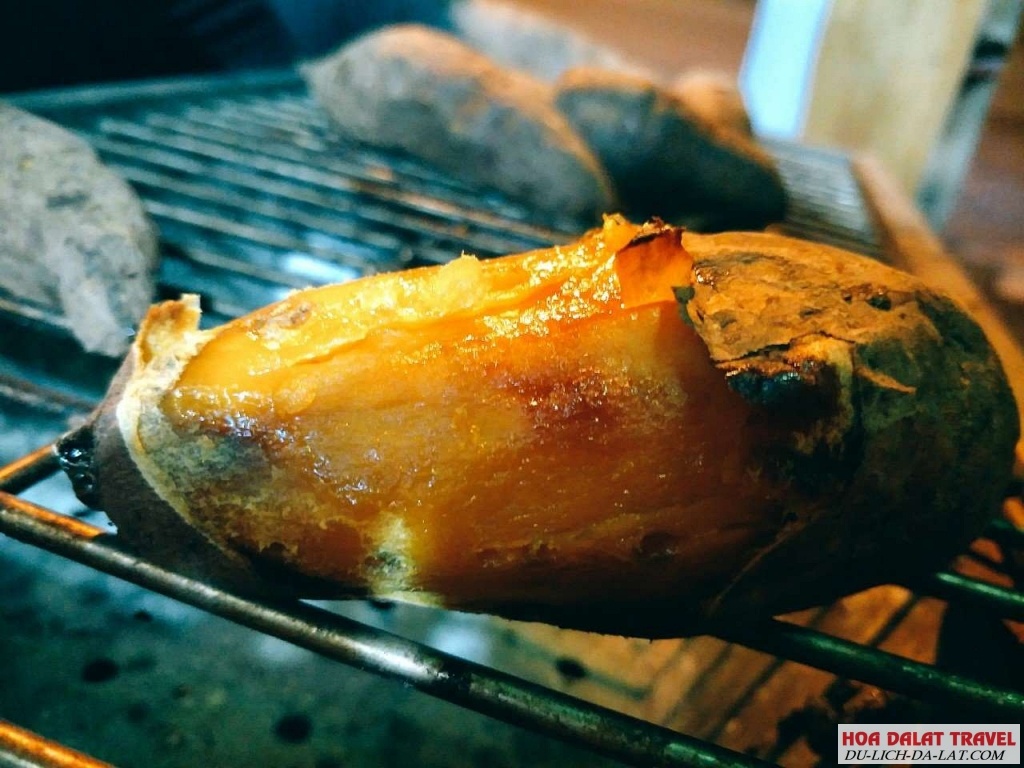 Thưởng thức khoai lang mật nướng Đà Lạt