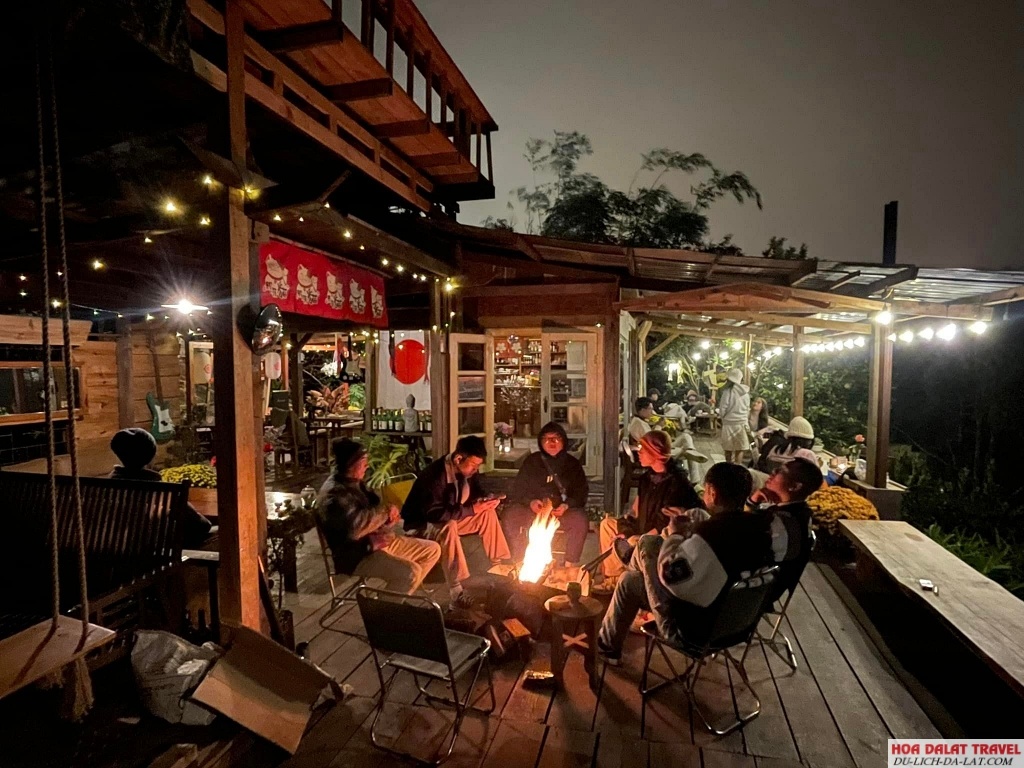 Buổi tối tại Rừng Na Uy Cafe