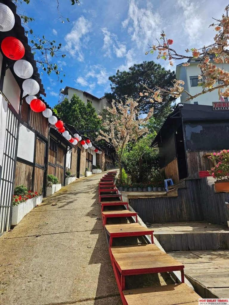 Con dốc xuống Torii Farm