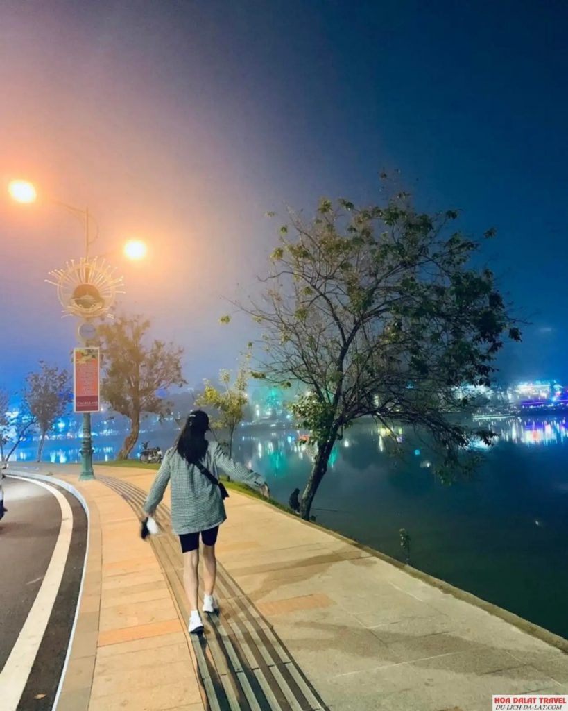 Đi dạo bên bờ hồ Xuân Hương