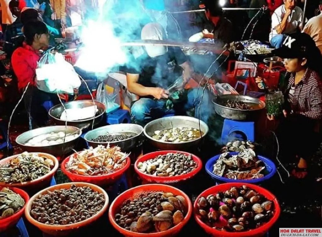 Hàng quán ăn ở chợ đêm
