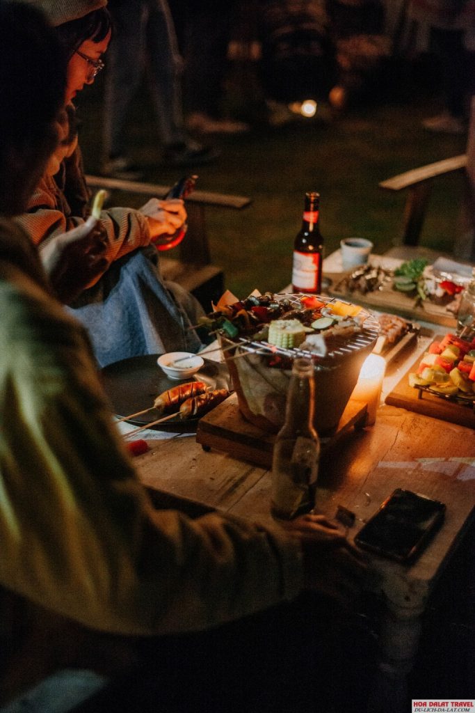 Hoạt động ở tiệm túi mơ to khi đêm xuống