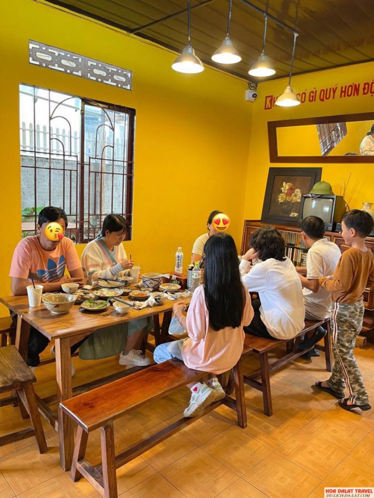 Không gian tại Tiệm cơm Út Hiền
