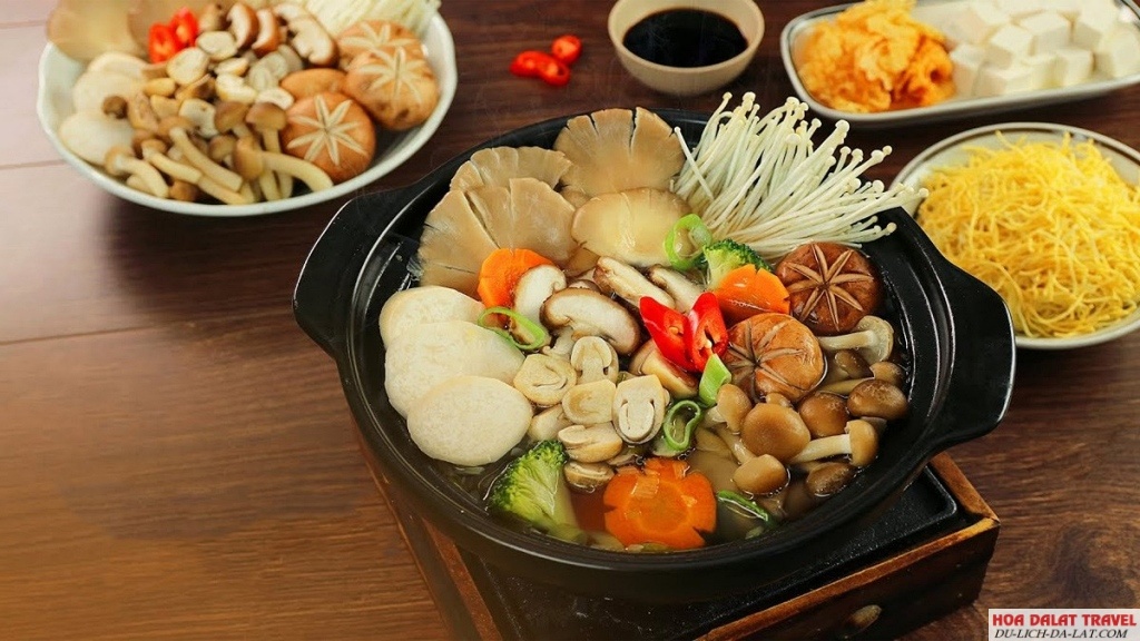 Thêm nhiều rau quả vào lẩu và ăn kèm cùng mì hoặc bún