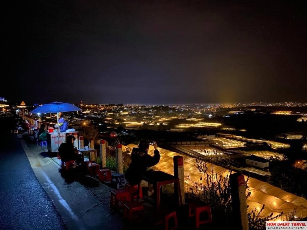 Tiệm Cà Phê Xóm Lèo
