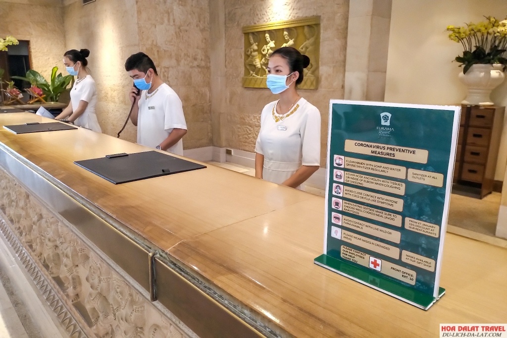 Làm lễ tân