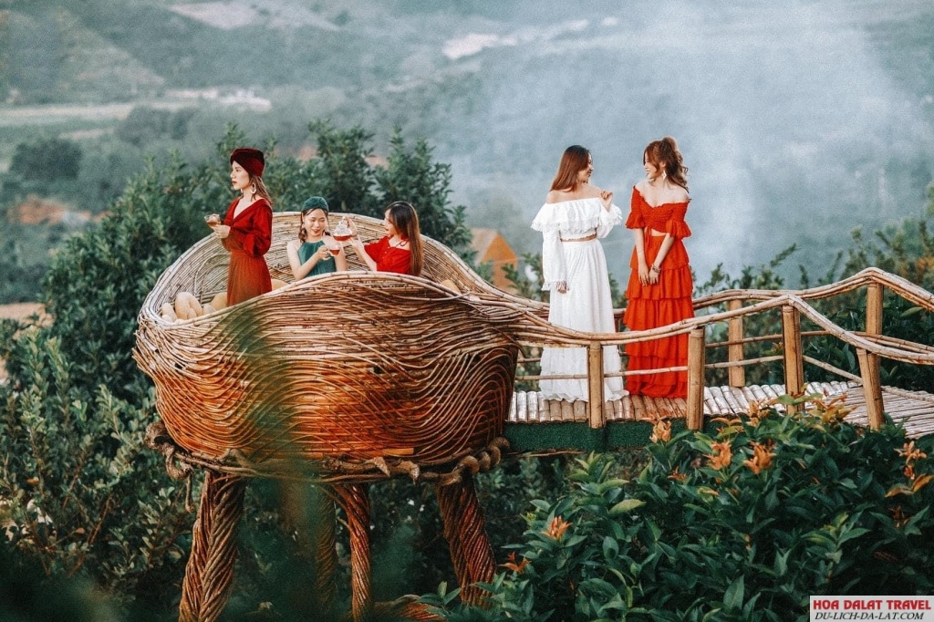 Thúy Thuận Đà Lạt đẹp tựa tranh vẽ