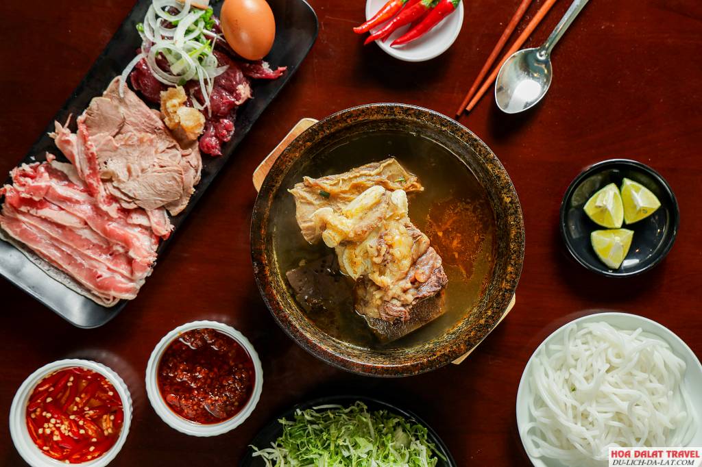 Tô bún bò đầy đủ topping tại O Chín