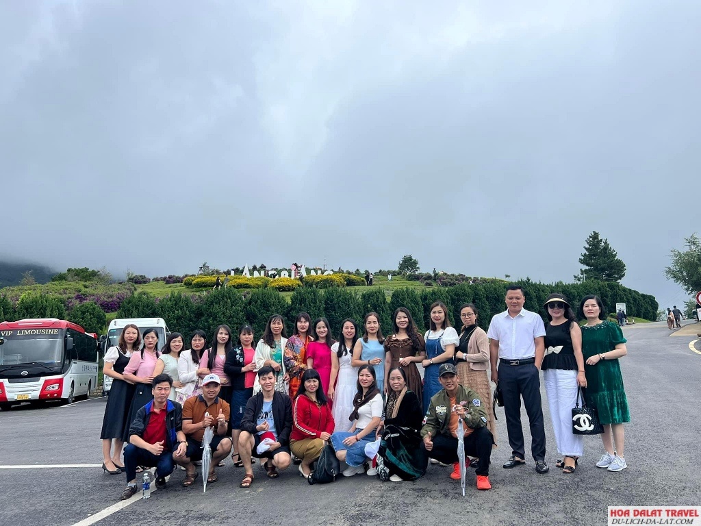 Khách chụp hình khi đi tour Đà Lạt 1 ngày tại Langbiang
