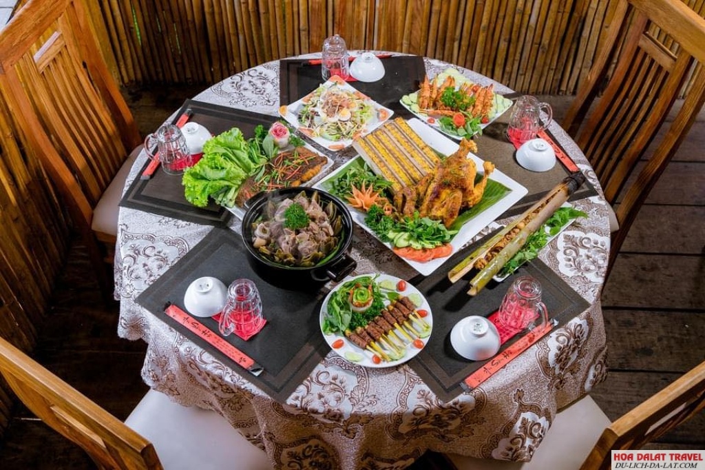 Thưởng thức ẩm thực đặc sắc