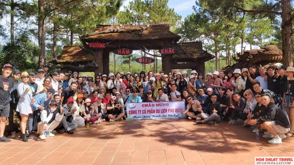 Du khách check in tour Đà Lạt 1 ngày tại đường hầm đất sét
