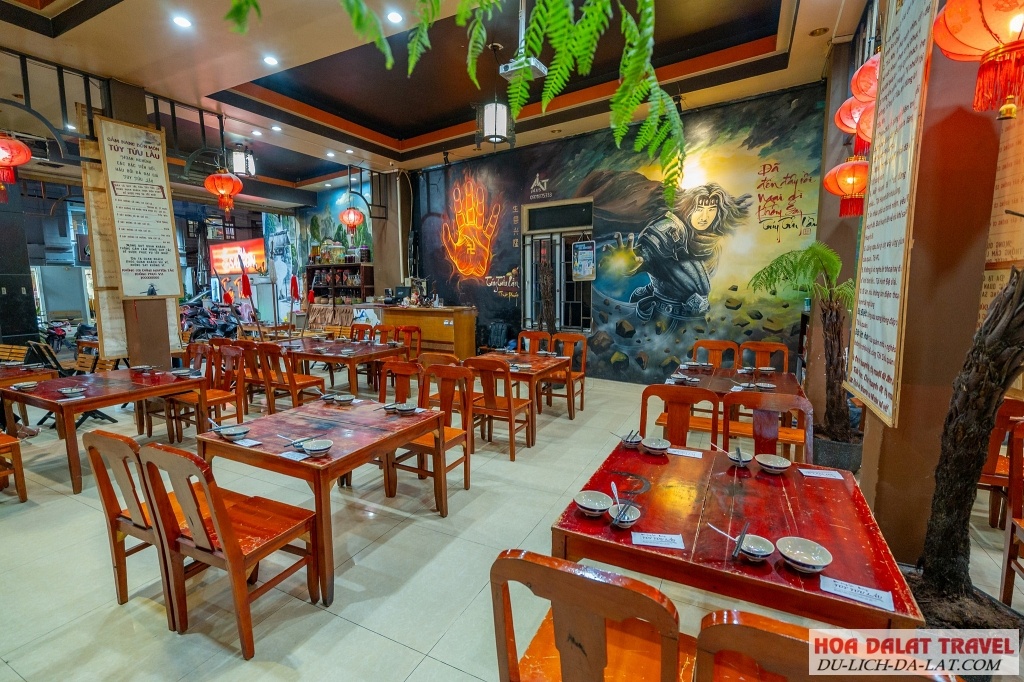 Không gian bên trong quán Túy Tửu Lầu