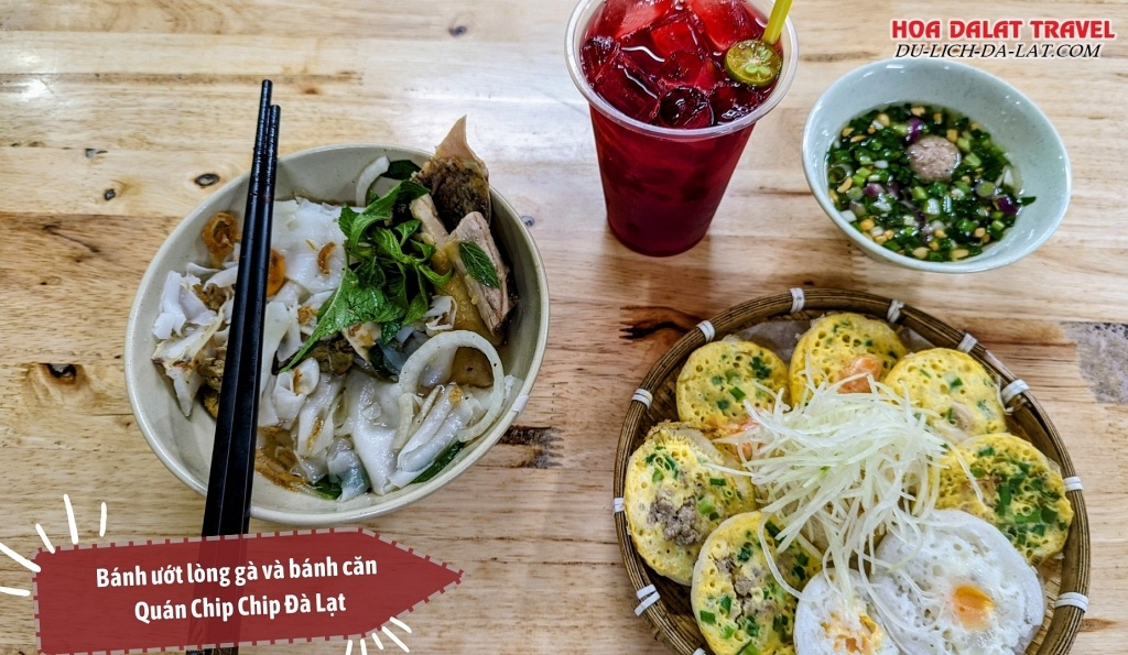 Tô bánh ướt lòng gà Chip Chip ngon cùng bánh căn và nước uống đi kèm.
