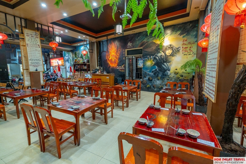 Không gian quán Túy Tửu lầu với phong cách cổ trang thú vị