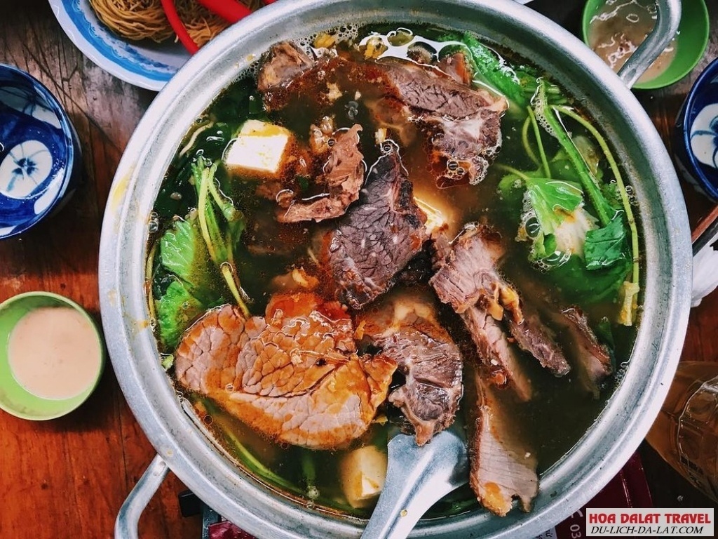 Nồi lẩu bò Ba Toa đầy đặn thịt bò, rau củ