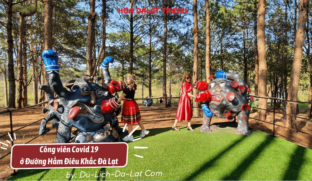 Du khách chụp hình bên những tạo hình ngộ nghĩnh tại Công viên covid 19 Đà Lạt