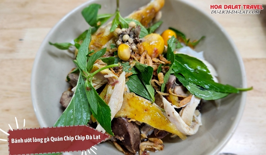 Bánh ướt Chip Chip mềm mịn, lòng gà dai giòn, quyện cùng nước mắm chua ngọt, tạo nên hương vị khó cưỡng