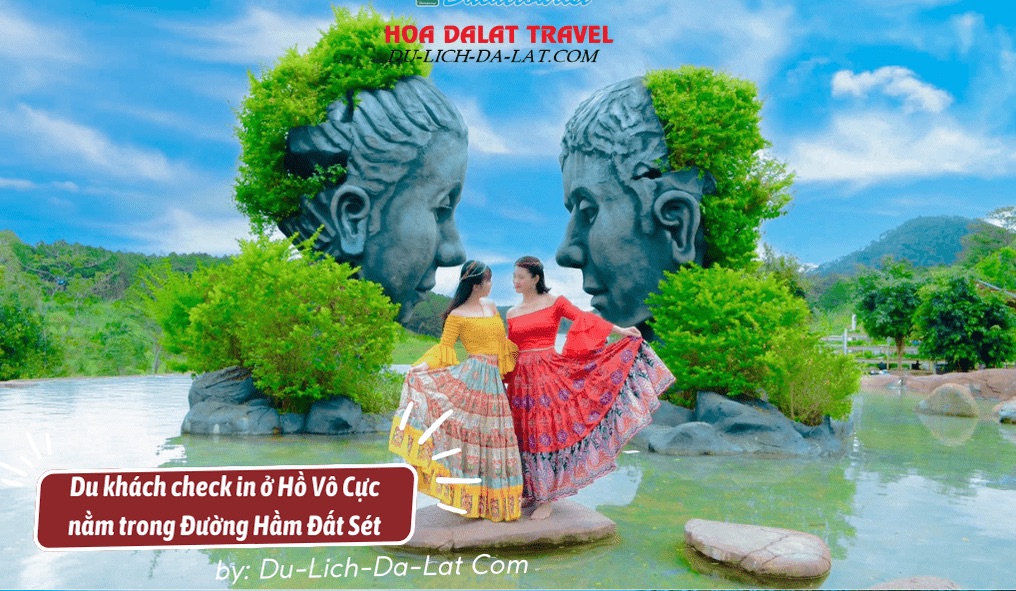 Du khách check in Hồ vô cực ở đường hầm đất sét