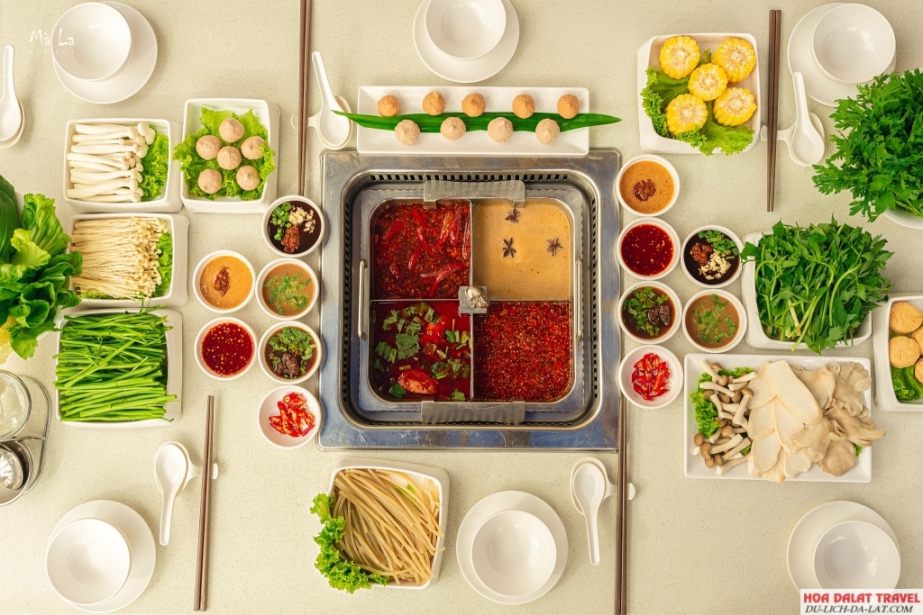 Lẩu 4 ngăn Mà La cùng nhiều loại nguyên liệu nhúng lẩu đa dạng 