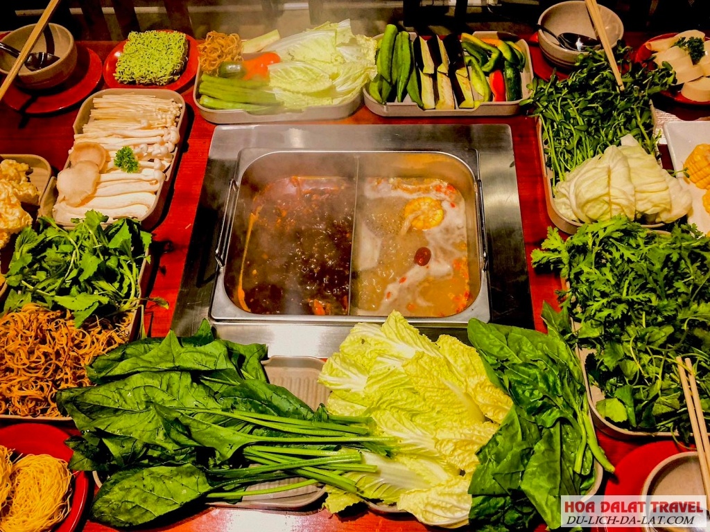 Lẩu rau Lagim 2 ngăn với phong phú loại rau tươi ăn kèm