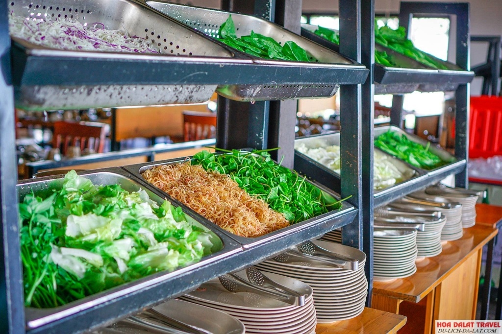 Léguda Buffet Rau Đà Lạt có hơn 50 loại rau sạch luôn tươi ngon, xanh mướt