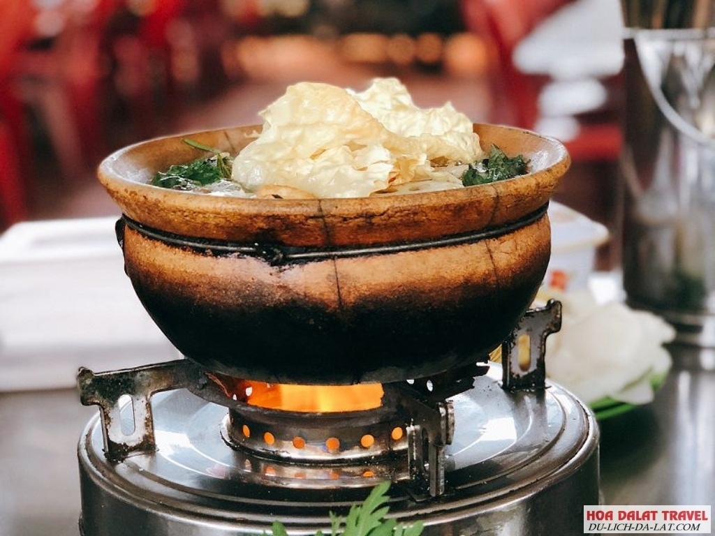Món lẩu dê quán Lâm Ký được nấu trong niêu đất
